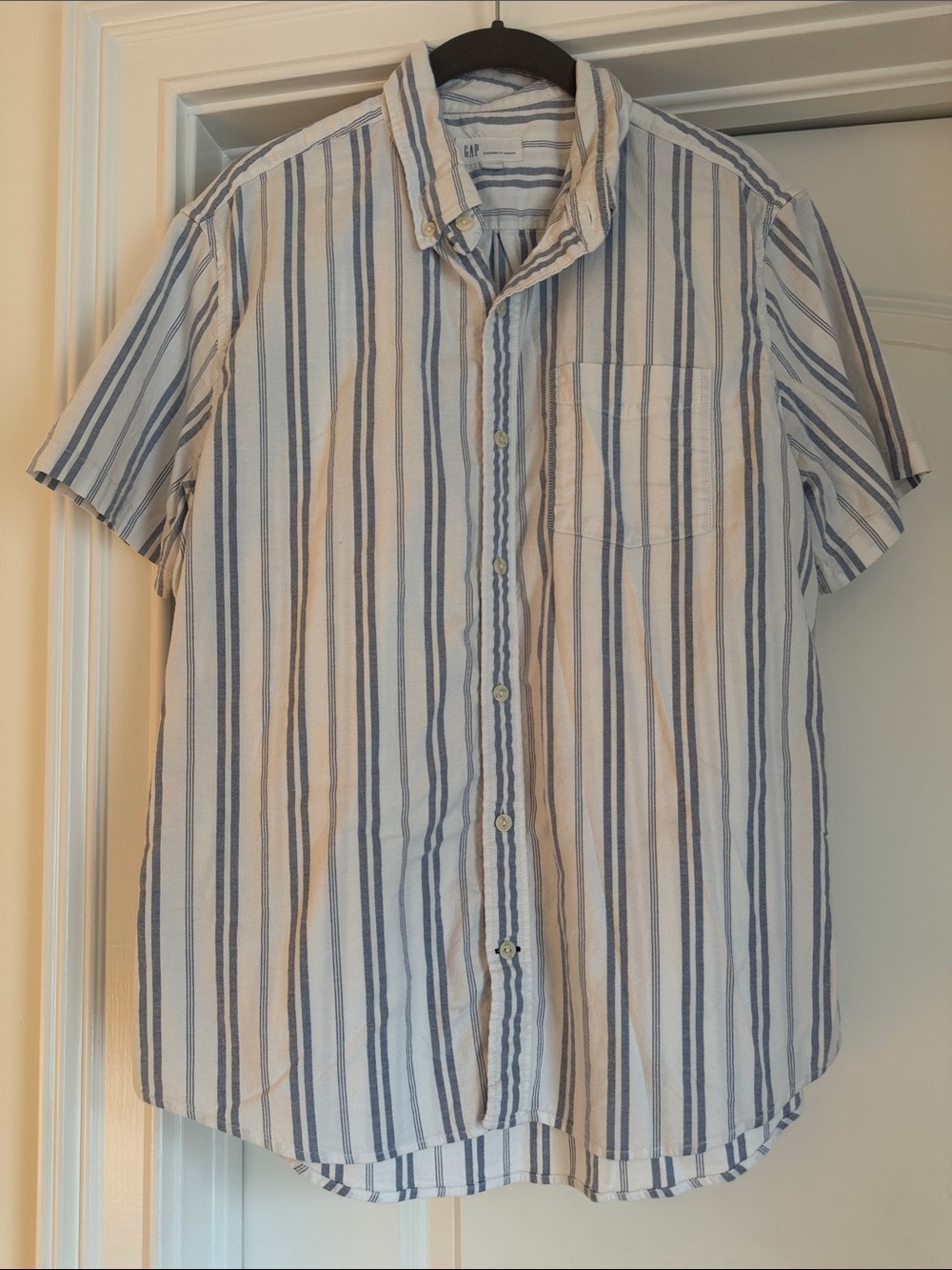 GAP Men’s Short Sleeve Button-Down Shirt in Blue and White Stripes Size Medium